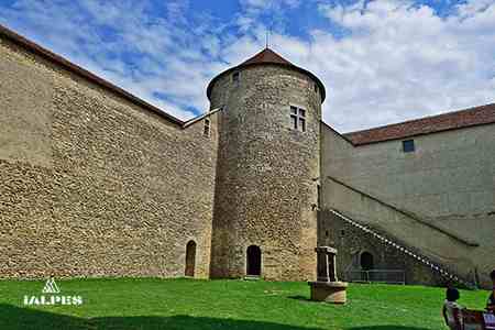 Cour château des Allymes, Ain