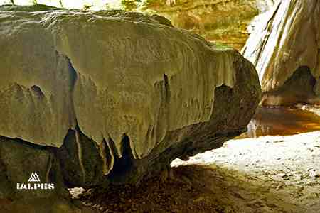 Rocher recouvert de tuf, Brénaz