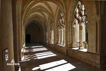 Cloître abbaye d'Ambronay, Ain